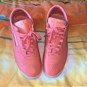 Size 8.5 US women’s Reebok’s classics sneaker